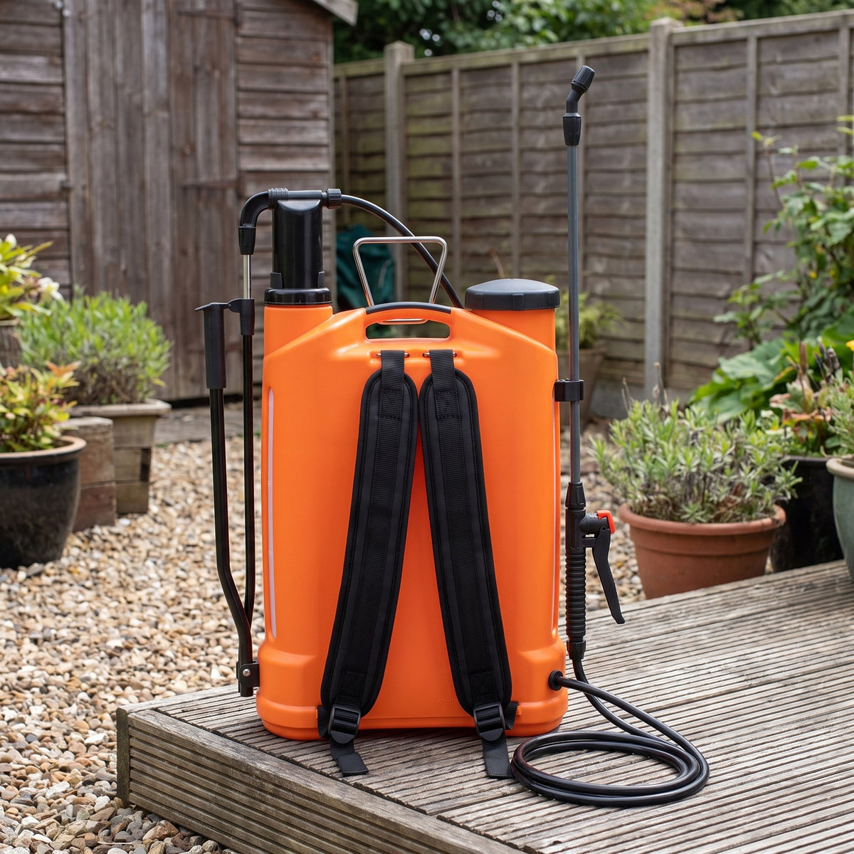 16L knapsack pressure sprayer with padded straps, pump lever and 0.95m fibreglass lance