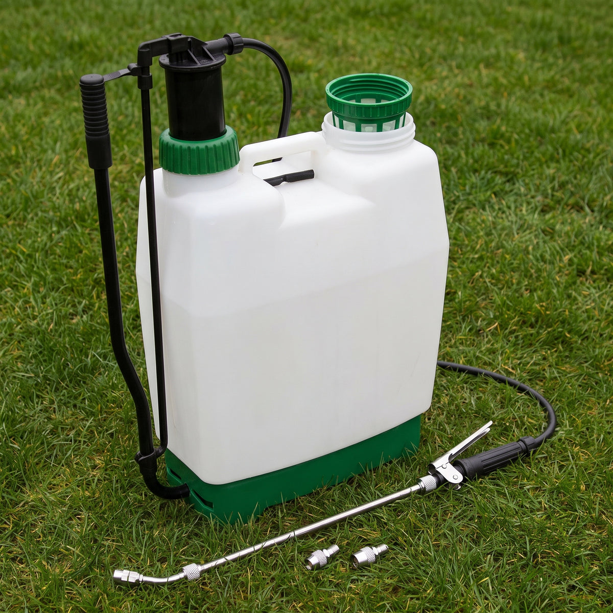 16L knapsack sprayer with wide filling neck and filter, stainless steel lance and two nozzles